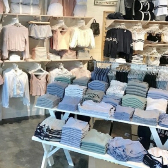 3-4 TOPS POPULAR BRAND MYSTERY BOX! - Picture 3 of 4